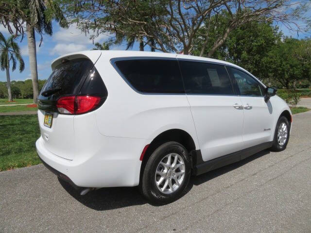 2025 Chrysler Voyager LX