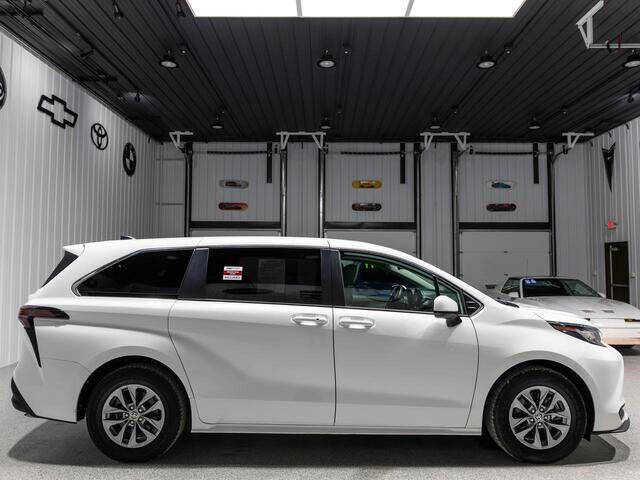 2023 Toyota Sienna LE 8-Passenger