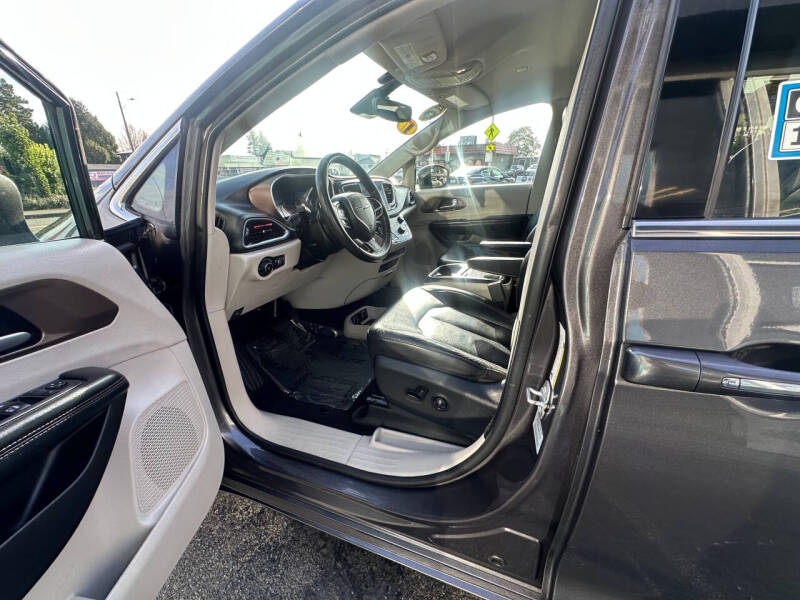 2017 Chrysler Pacifica Touring-L Plus