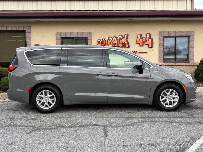 2025 Chrysler Pacifica Select