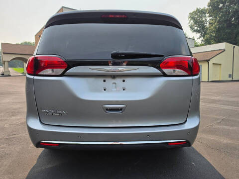 2017 Chrysler Pacifica Touring-L Plus