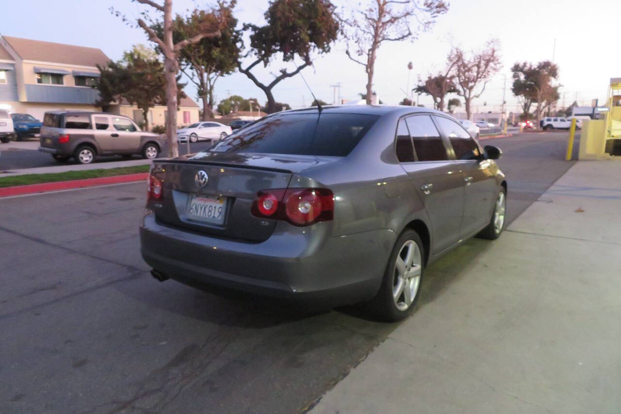 2010 Volkswagen Jetta for sale at The Car Vendor LLC in Bellflower, CA