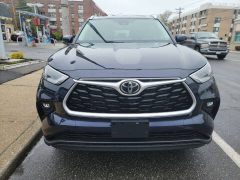 2022 Toyota Highlander for sale at OFIER AUTO SALES in Freeport NY