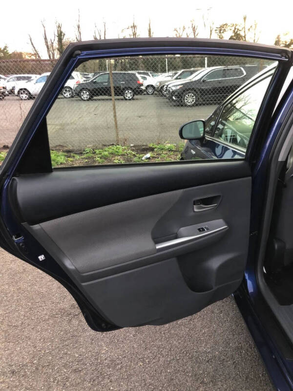 2013 Toyota Prius v Three
