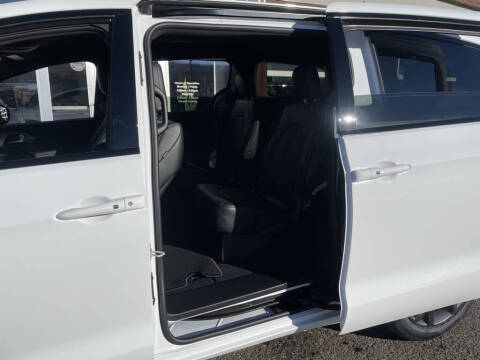 2026 Chrysler Pacifica Select