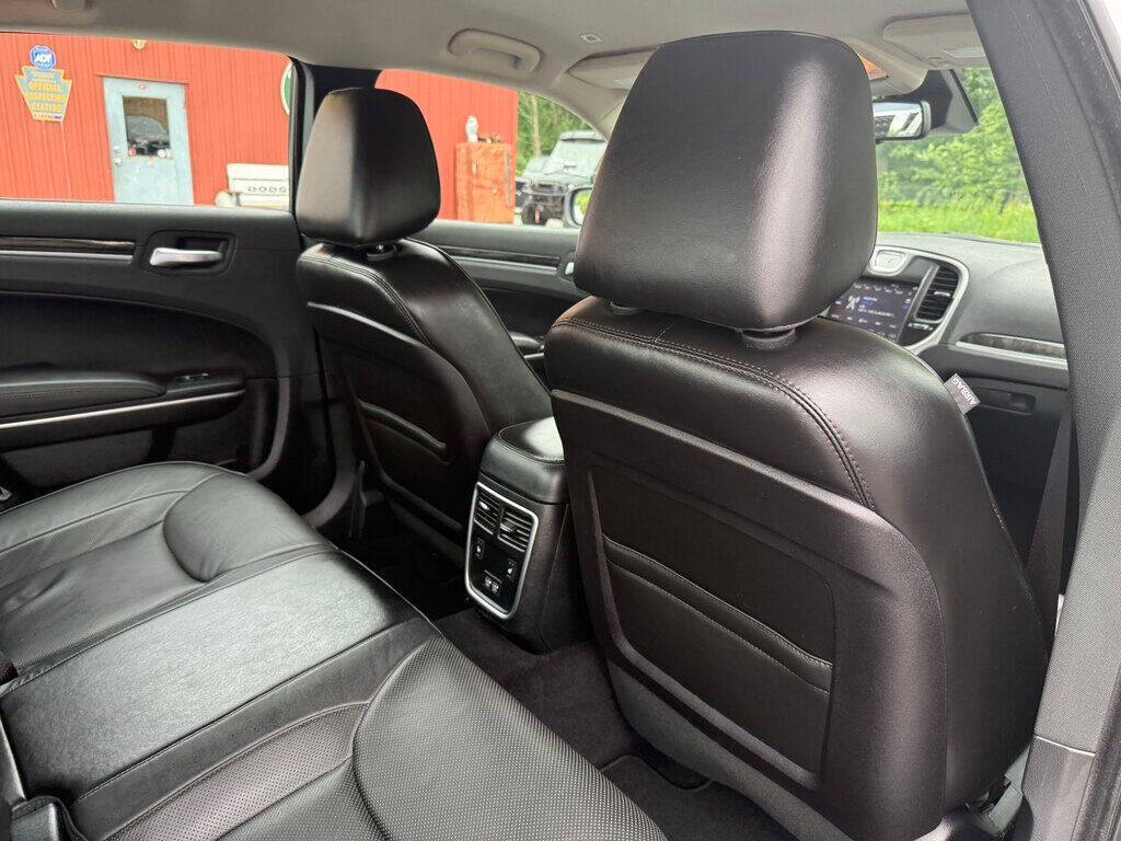 2019 Chrysler 300 42
