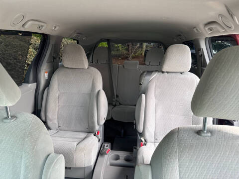 2015 Toyota Sienna LE 7-Passenger Auto Access Seat