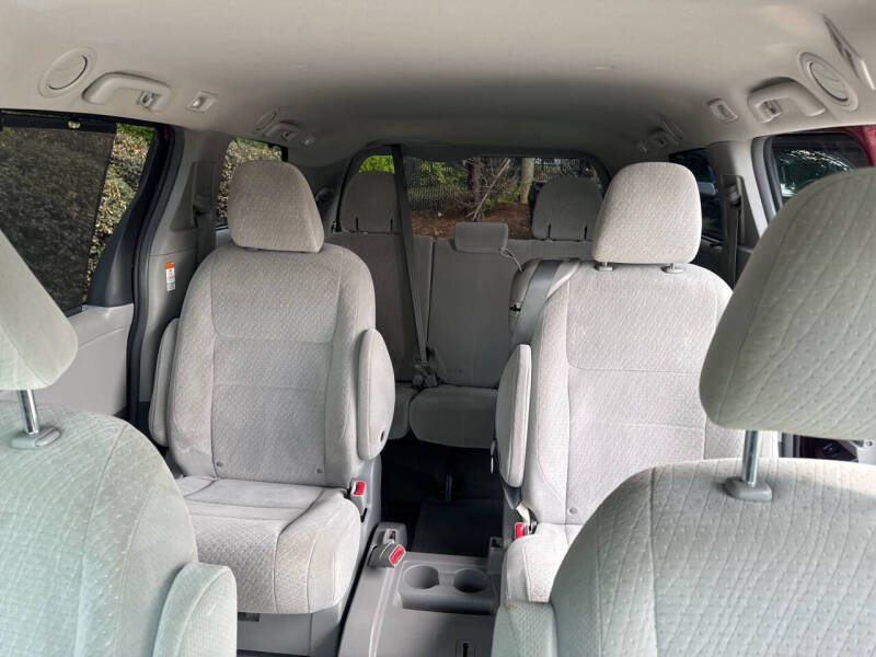 2015 Toyota Sienna LE 7-Passenger Auto Access Seat