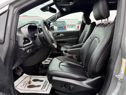 2025 Chrysler Pacifica Select