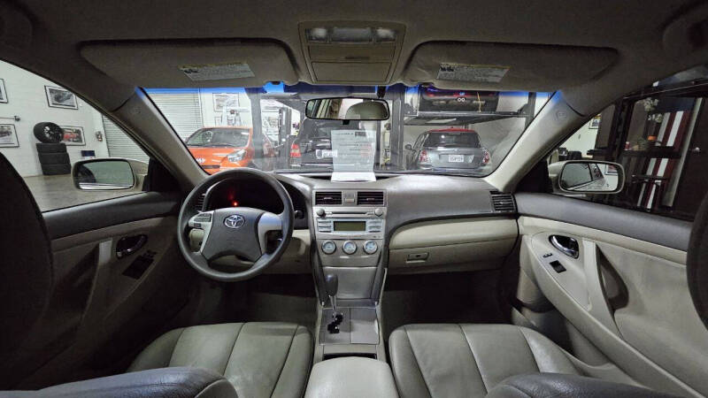 2009 Toyota Camry LE photo 2