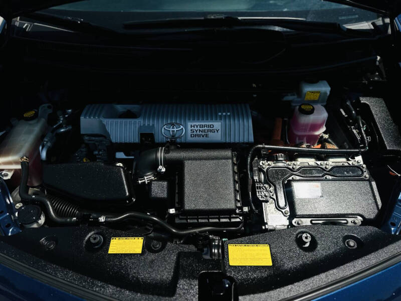 2013 Toyota Prius v Two