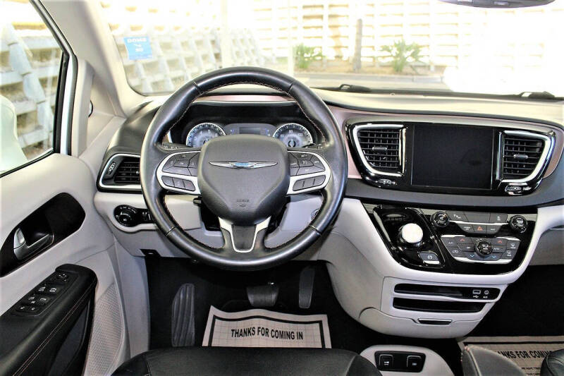 2017 Chrysler Pacifica Touring-L