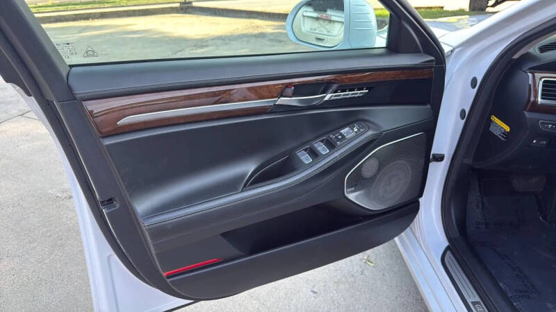 2017 Genesis G90