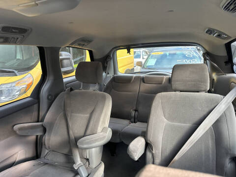 2004 Toyota Sienna LE 7 Passenger