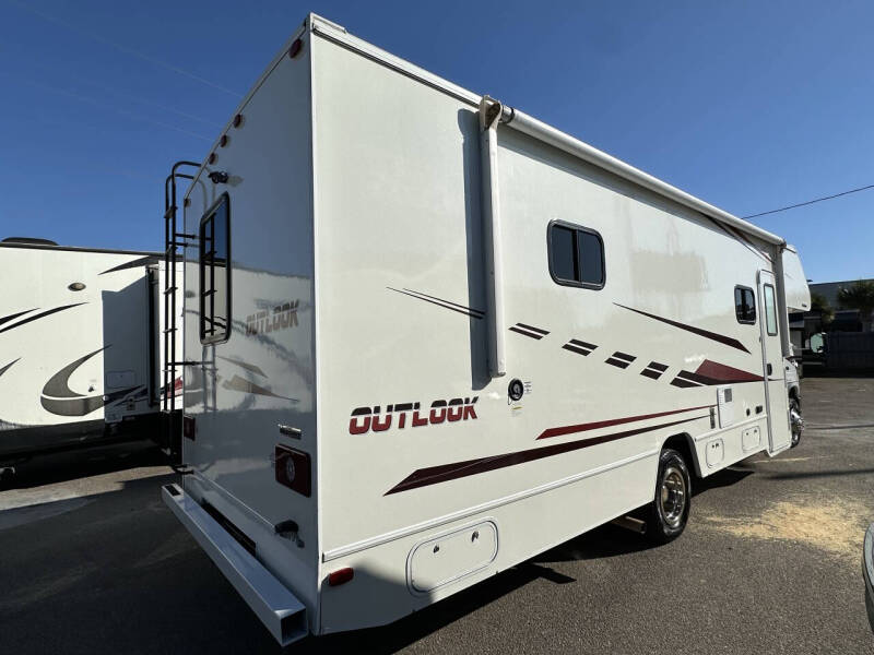 2019 Winnebago Outlook