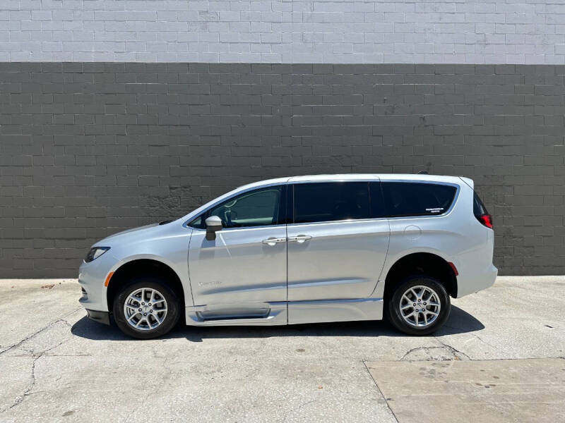 2022 Chrysler Voyager LX