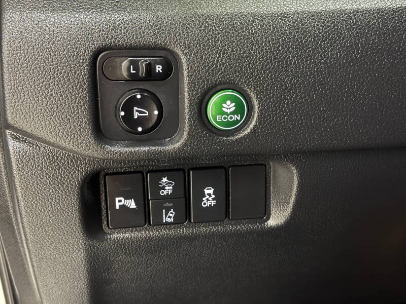 2019 Honda Pilot Touring w/Rear Captain's Chairs