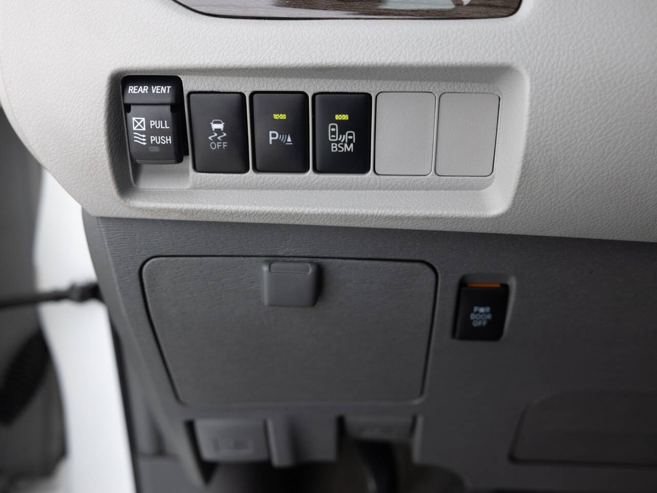 Used Car 2017 Toyota Sienna  Xle Premium 8 Passenger 4dr Mini Van For Sale Under $20,000 In Coal City, Illinois