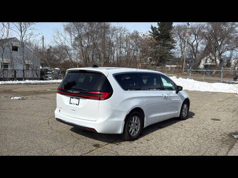 2025 Chrysler Pacifica Select
