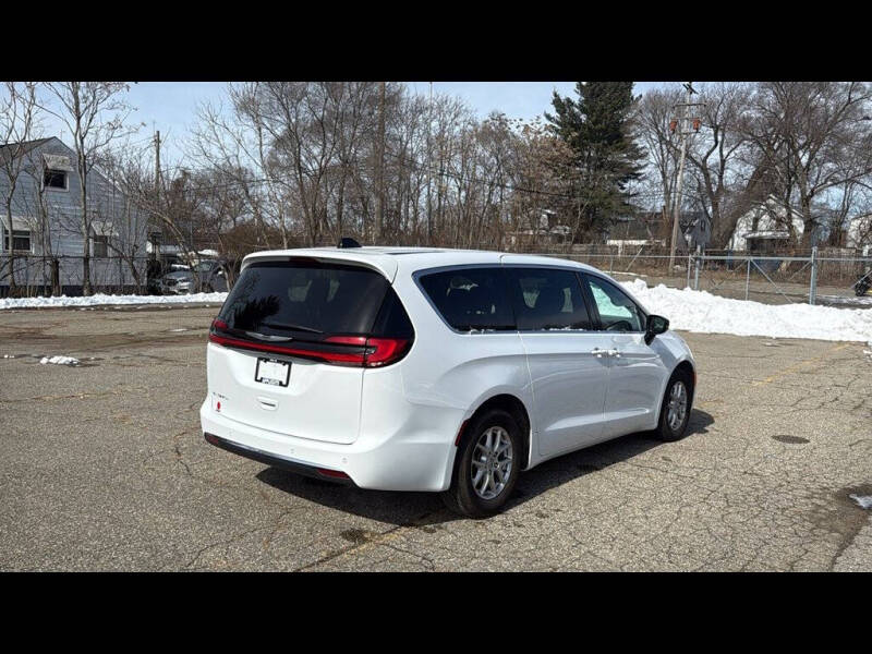 2025 Chrysler Pacifica Select