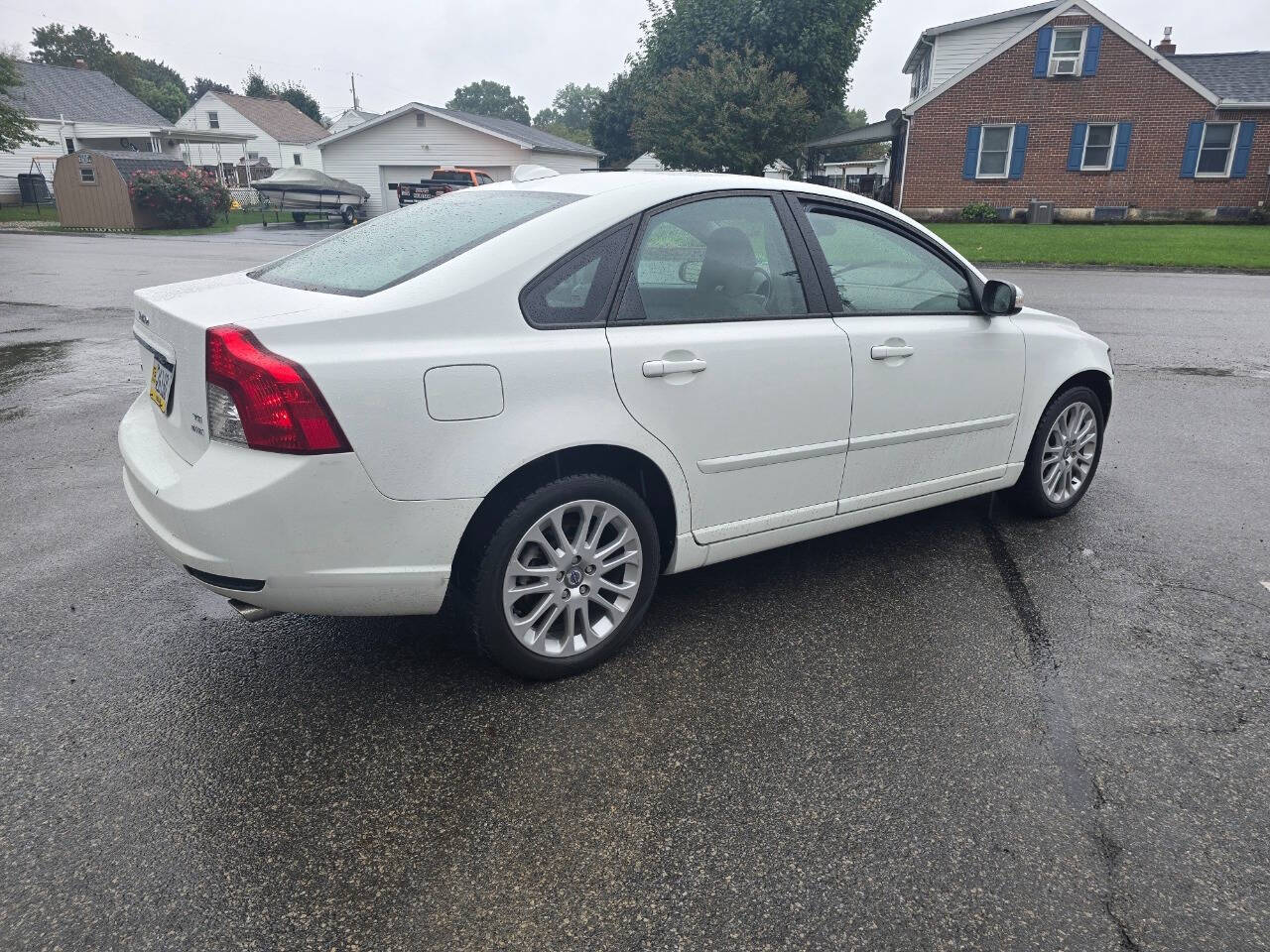 2008 Volvo S40 for sale at QUEENSGATE AUTO SALES in York, PA