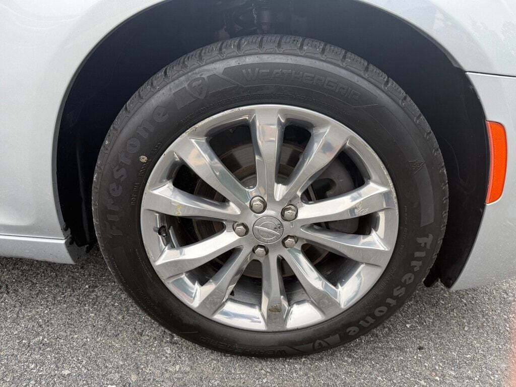 2019 Chrysler 300 9