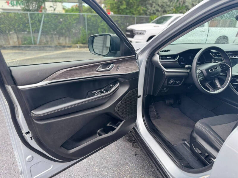 2023 Jeep Grand Cherokee L Laredo