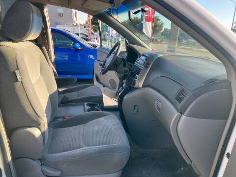 2006 Toyota Sienna LE 8 Passenger