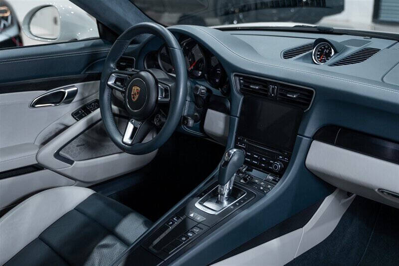 2019 Porsche 911 Carrera GTS