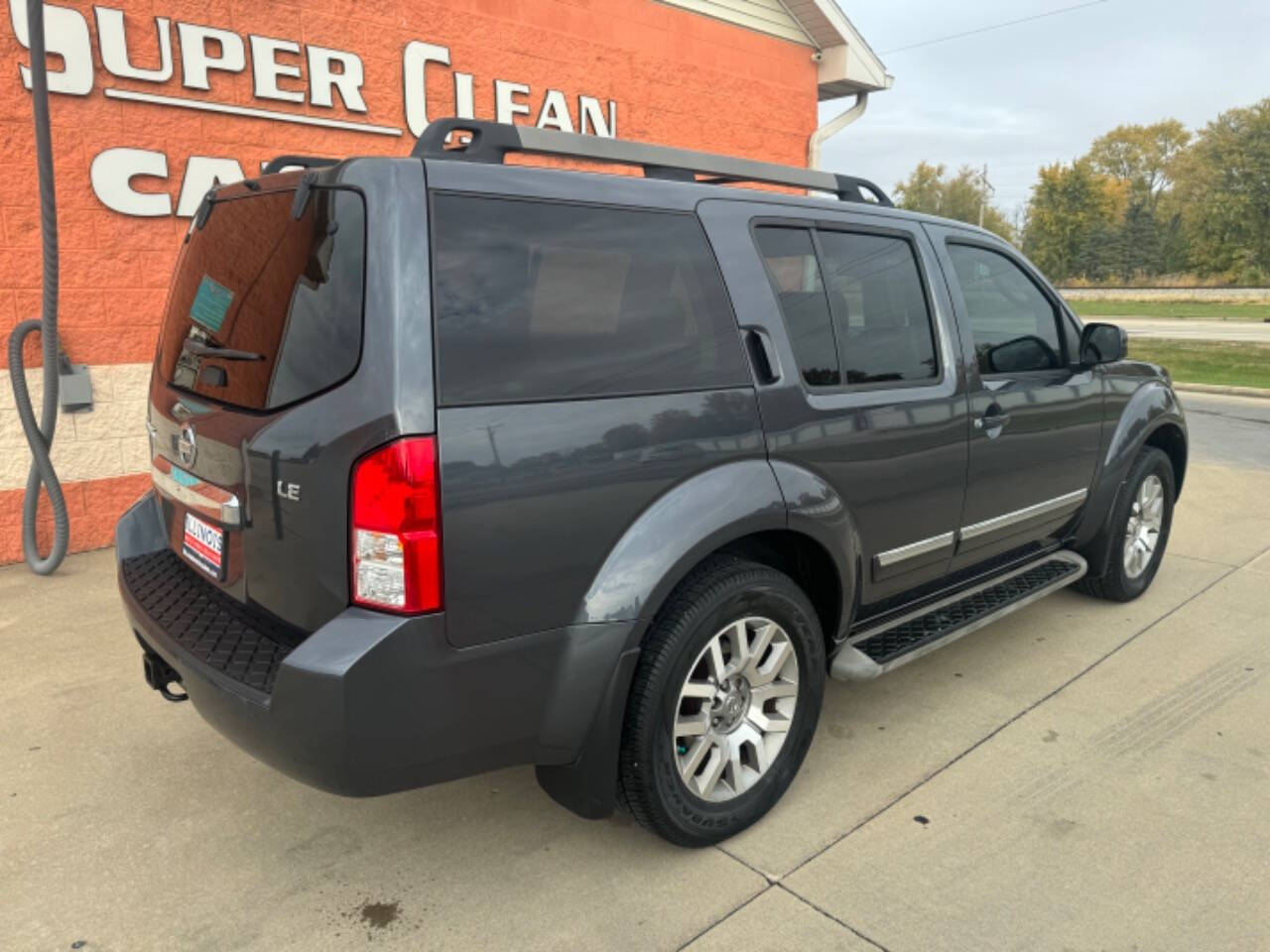 2011 Nissan Pathfinder for sale at Illinois Auto Wholesalers in Tolono, IL