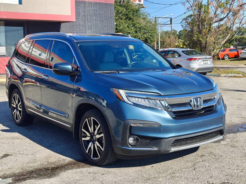 2020 Honda Pilot Touring w/Rear Captain's Chairs