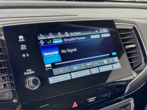 2019 Honda Pilot Touring w/Rear Captain's Chairs