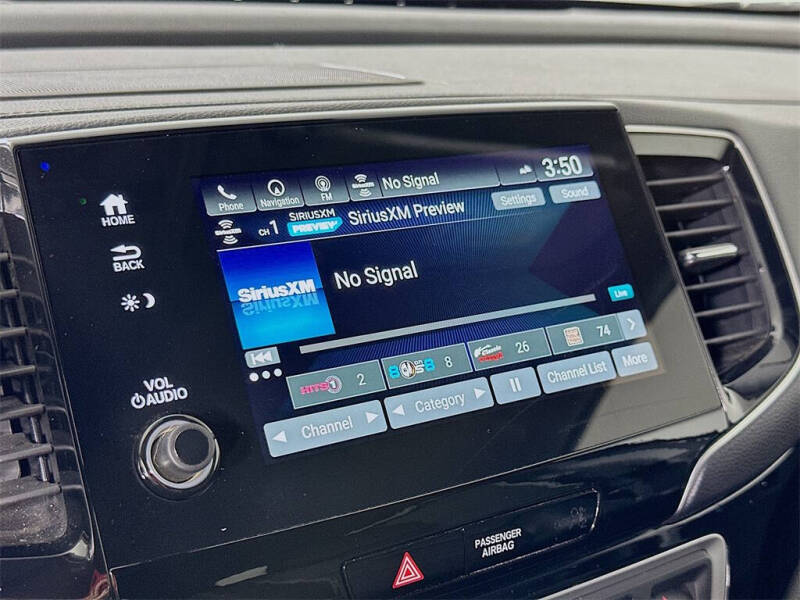 2019 Honda Pilot Touring w/Rear Captain's Chairs