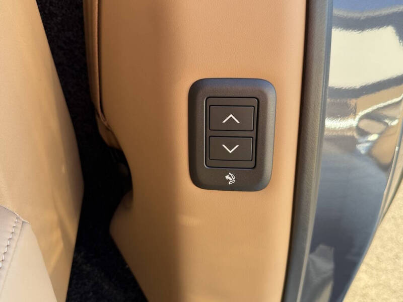 2025 Land Rover Range Rover P400 SE LWB