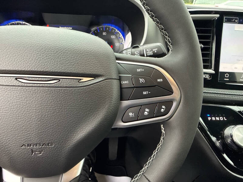 2027 Chrysler Pacifica Select
