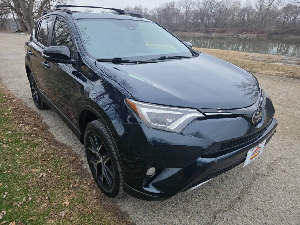 2017 Toyota RAV4 SE's photo