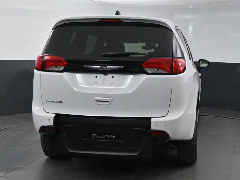 2025 Chrysler Voyager LX