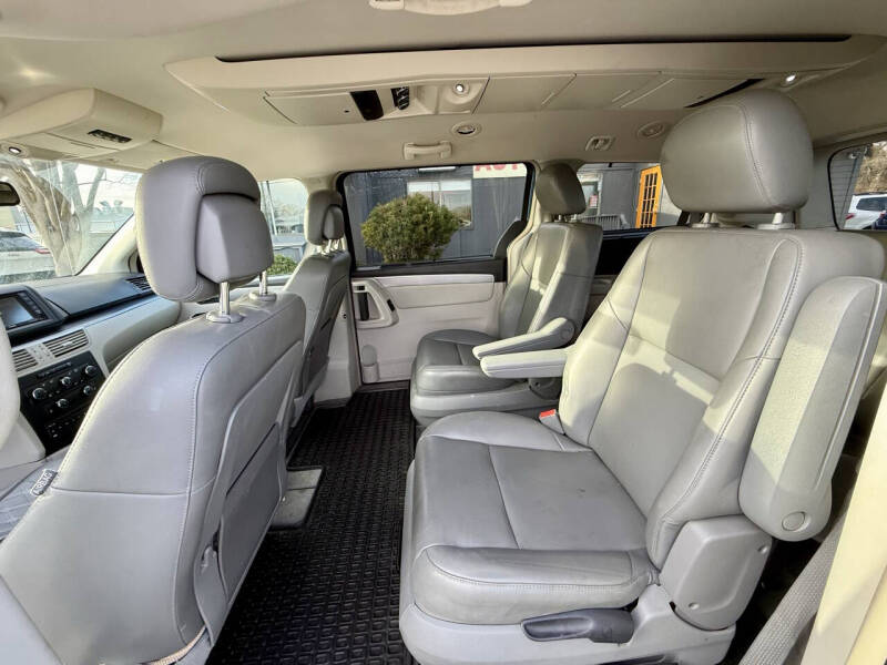 2011 Volkswagen Routan SE