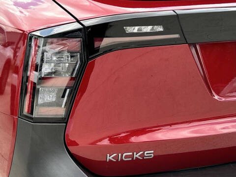 2025 Nissan Kicks SR