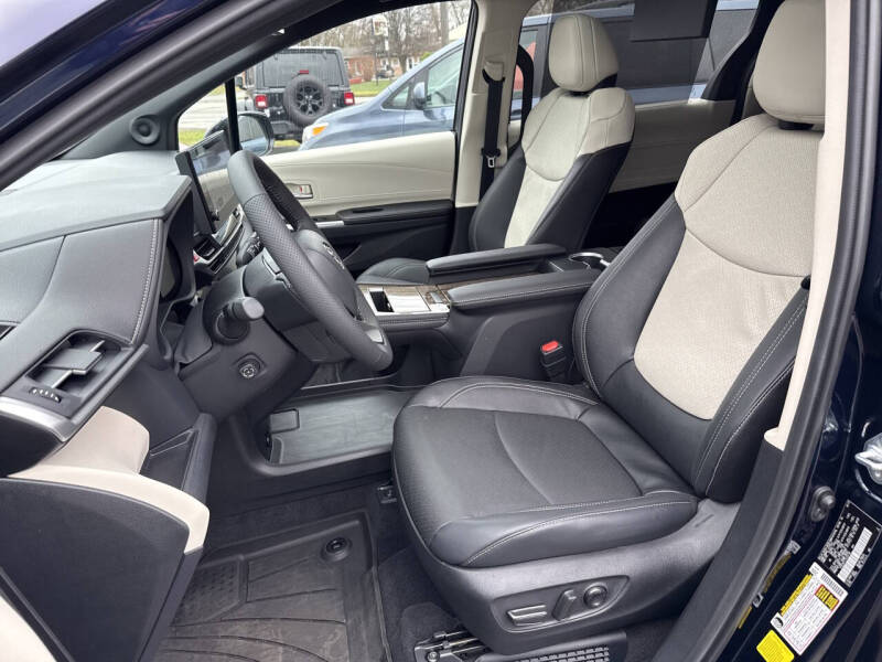 2025 Toyota Sienna Platinum 7-Passenger