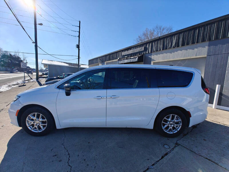 2025 Chrysler Pacifica Select