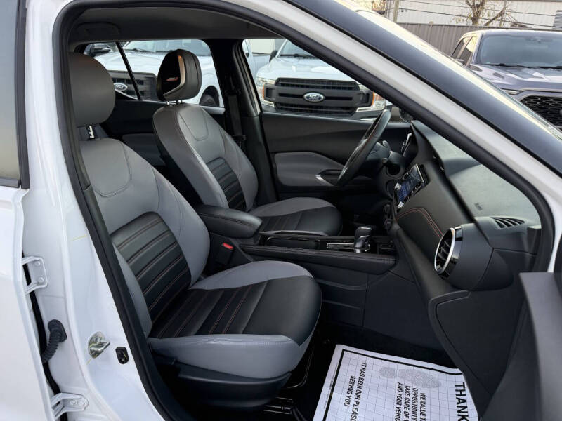 2022 Nissan Kicks SR