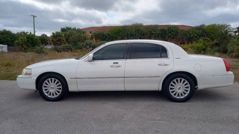 2003 Lincoln Town Car for sale at EZ automobile brokers in Deerfield Beach FL