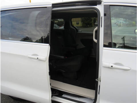 2022 Chrysler Voyager LX