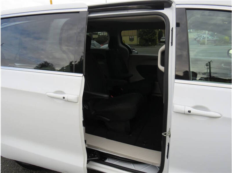 2022 Chrysler Voyager LX