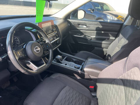 2022 Nissan Pathfinder SV