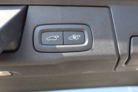 2024 Volvo XC60 Recharge T8 Ultimate Dark Theme