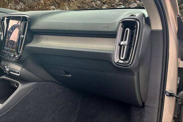 2023 Volvo XC40 B5 Plus Bright Theme