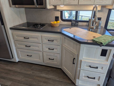 2021 Winnebago Adventurer 29B / 30ft
