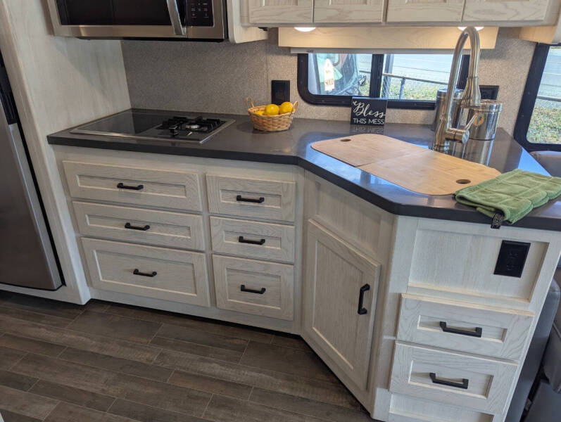 2021 Winnebago Adventurer 29B / 30ft